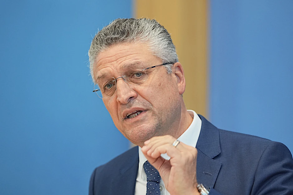 RKI-Chef Lothar Wieler geht davon aus, dass es mehr aus dem Ausland eingeschleppte Infektionen geben wird.