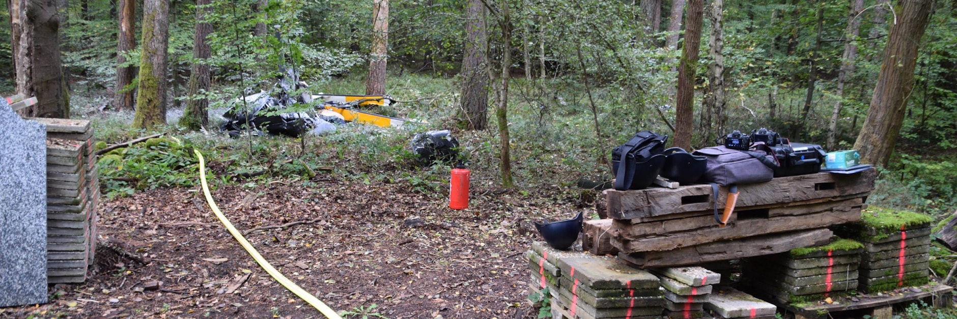 Trümmerteile eines Hubschraubers liegen in einem Wald in Baden-Württemberg. Drei Menschen sind hier gestorben.