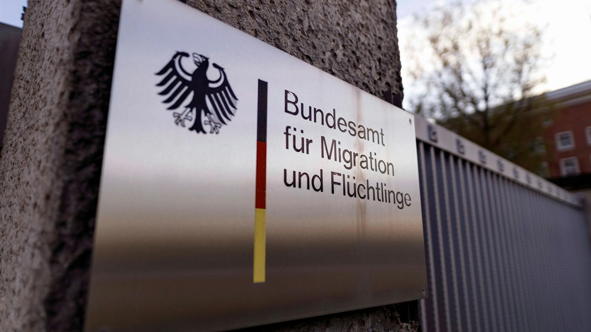 Auf einem Schild steht: Bundesamt für Migration und Flüchtlinge (Symbolbild).