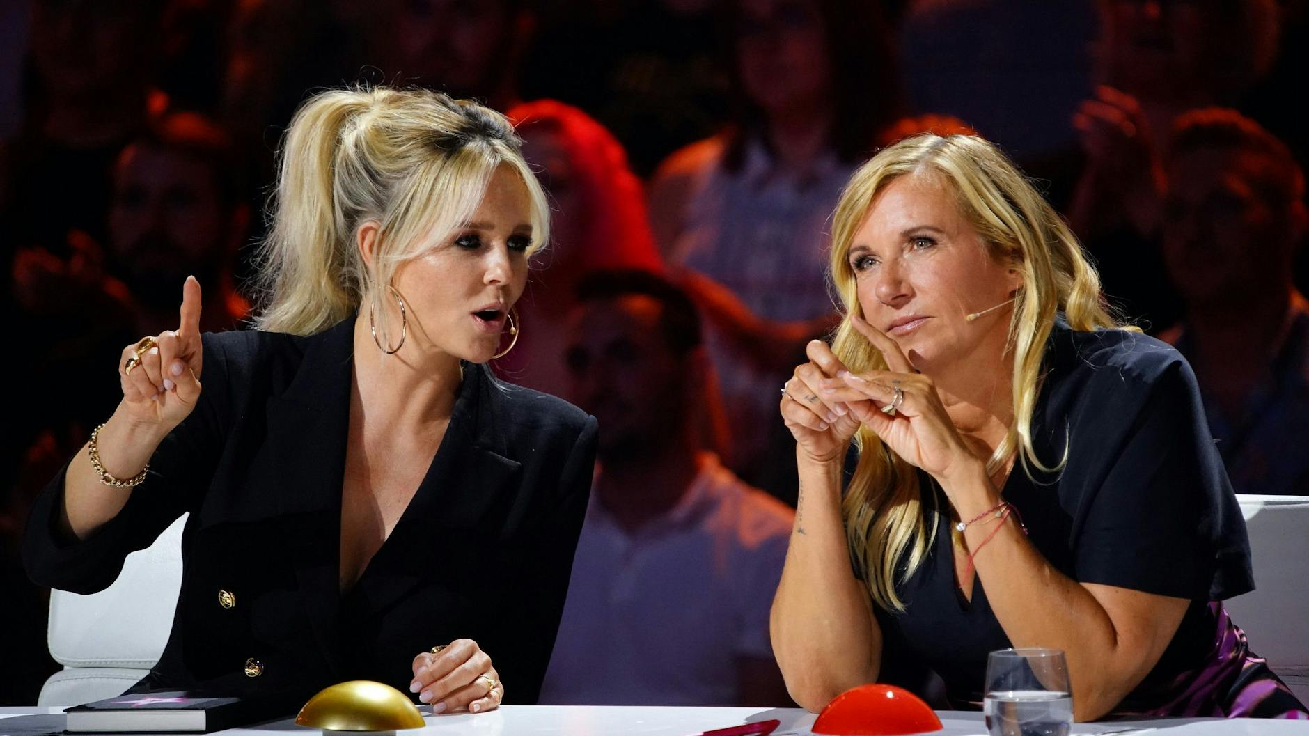 Andrea Kiewel mit Chantal Janzen in der Supertalent-Jury.