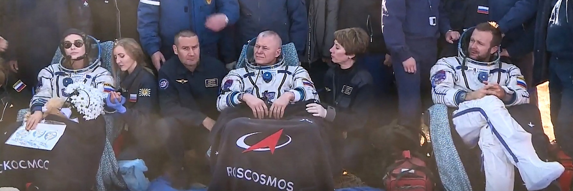 Die russische Film-Crew nach ihrer Ankunft auf der Erde. 