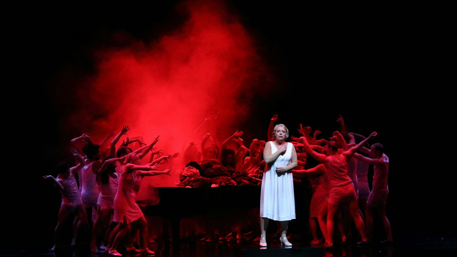 Nina Stemme als Brünnhilde und Ensemble während der Fotoprobe für „Götterdämmerung“ in der Deutschen Oper Berlin