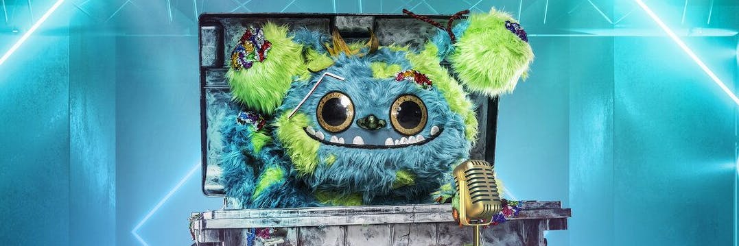 Müll-Monster Mülli Müller steht bei The Masked Singer auf der Bühne.