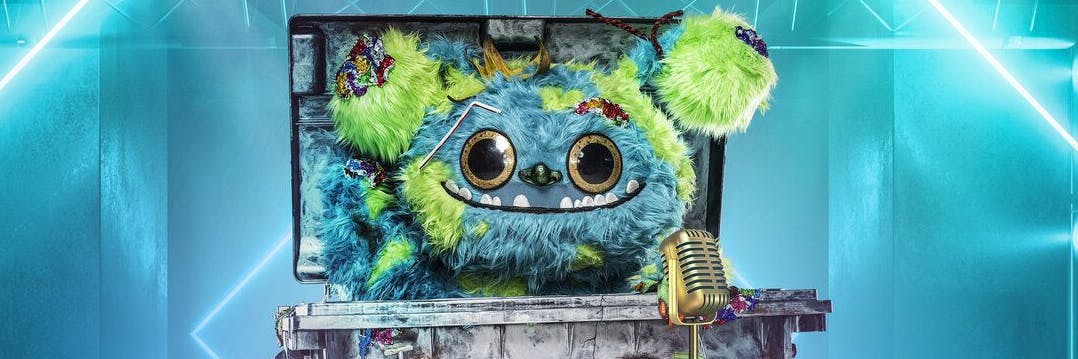 Müll-Monster Mülli Müller steht bei „The Masked Singer“ auf der Bühne.