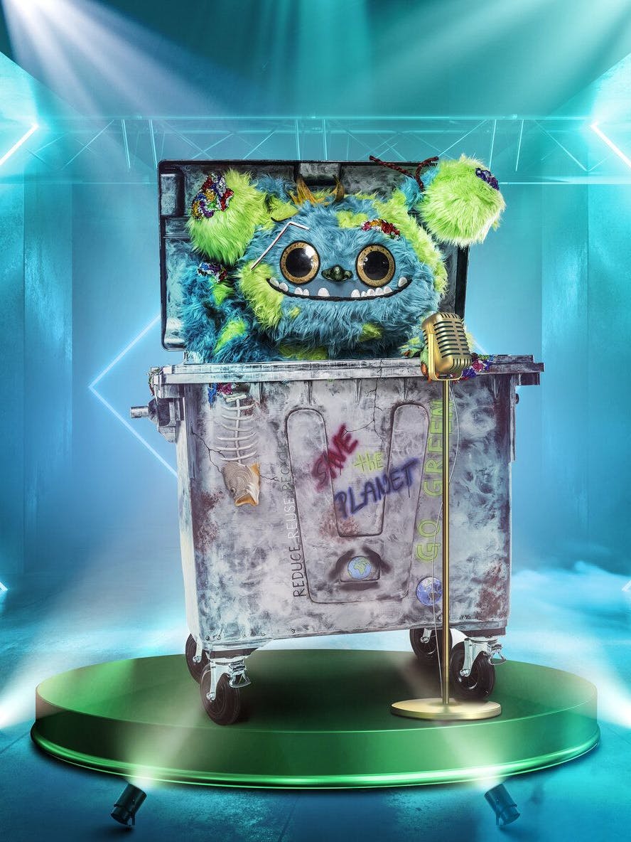 Müll-Monster Mülli Müller steht bei The Masked Singer auf der Bühne.