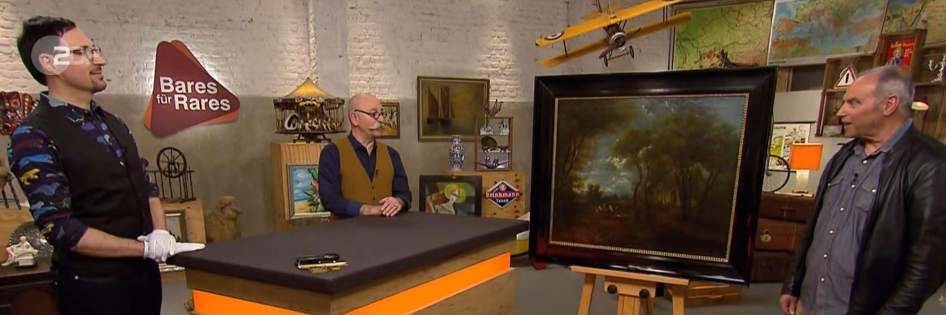 Dieses tolle Gemälde kam bei „Bares für Rares“ unter den Hammer. Hier: Experte Colmar Schulte-Goltz, Moderator Horst Lichter und Kandidat Manfred Everartz  bei der Expertise.