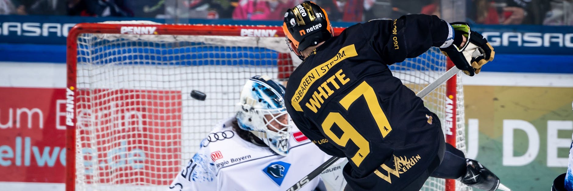 Und wieder ist der Puck drin. Eisbär Matt White überwindet Iserlohns Keeper Karri Rämö.