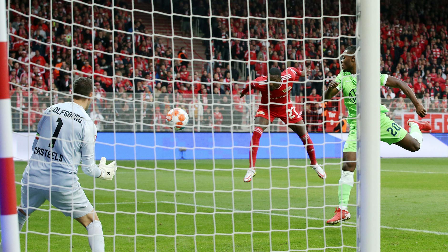 Drin, egal wie: Unions Sheraldo Becker trifft per Kopf und mit ein wenig Glück gegen den VfL Wolfsburg. 