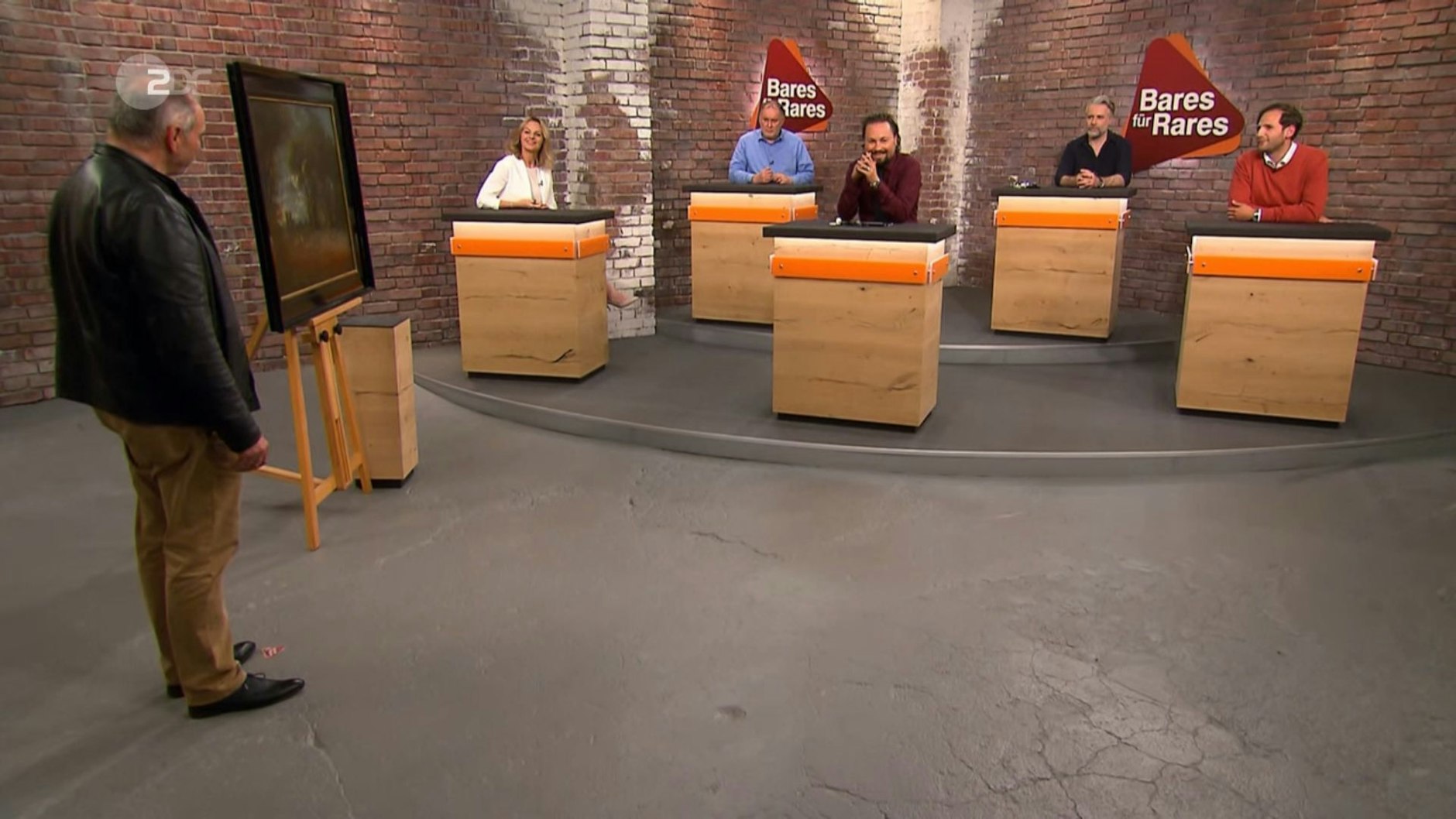 Kandidat Manfred Everartz bei „Bares für Rares“ im Händlerraum.