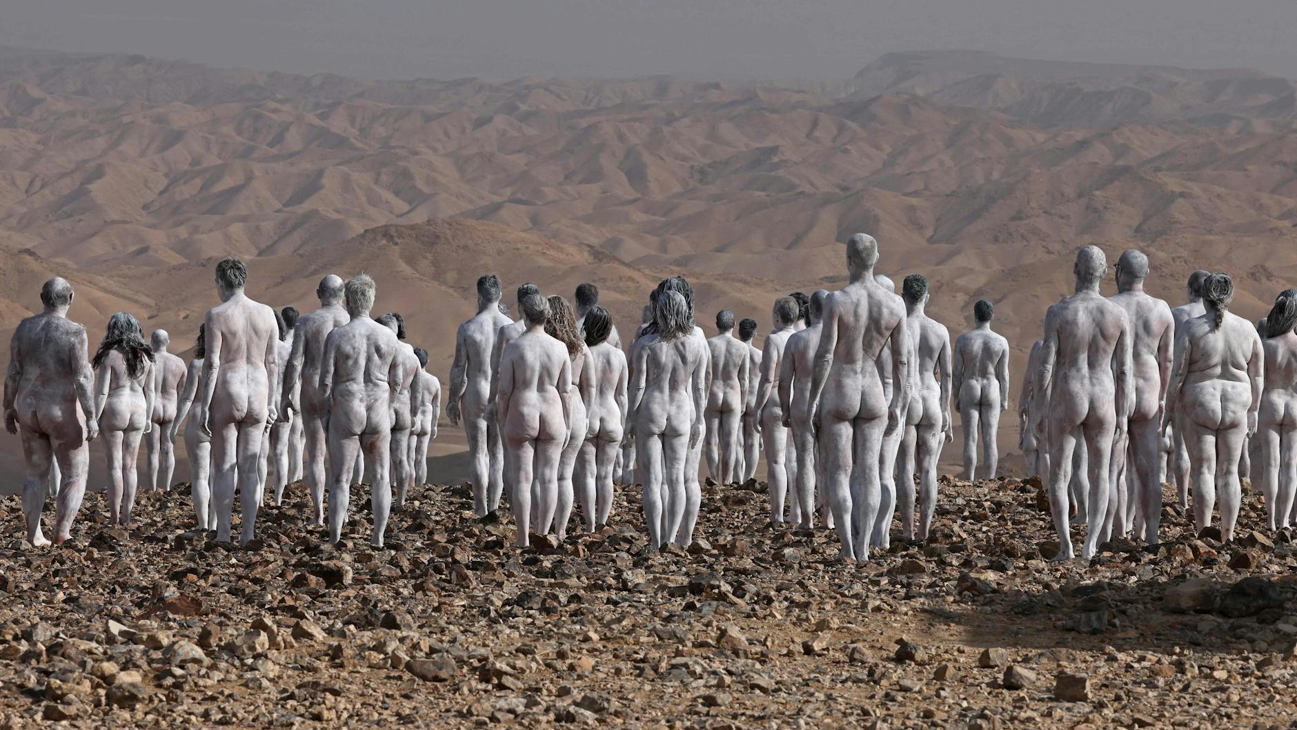 Ökologie-Nacktaktion in der Negev-Wüste, Israel, choreografiert von Spencer Tunick.