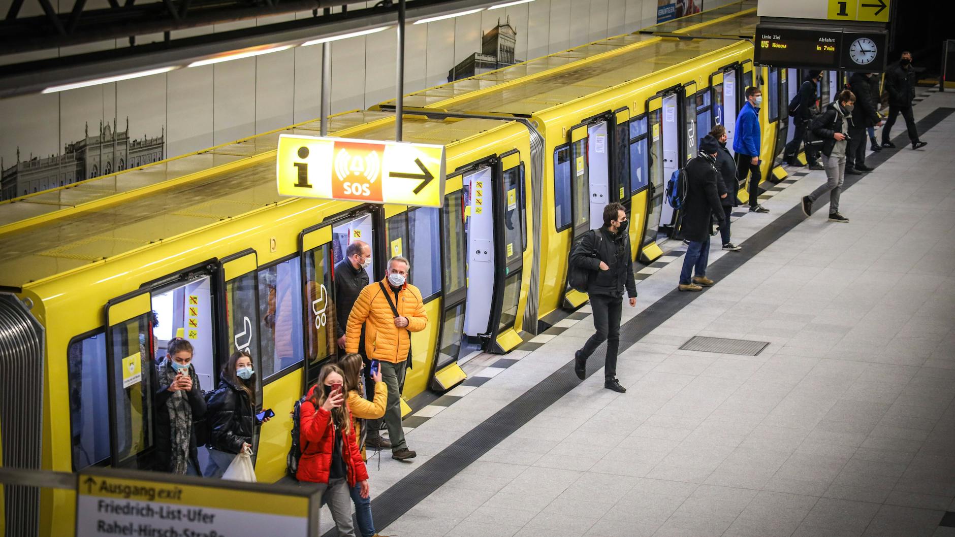 Bitte alles aussteigen! Ein U-Bahn-Zug der BVG unter dem Hauptbahnhof.