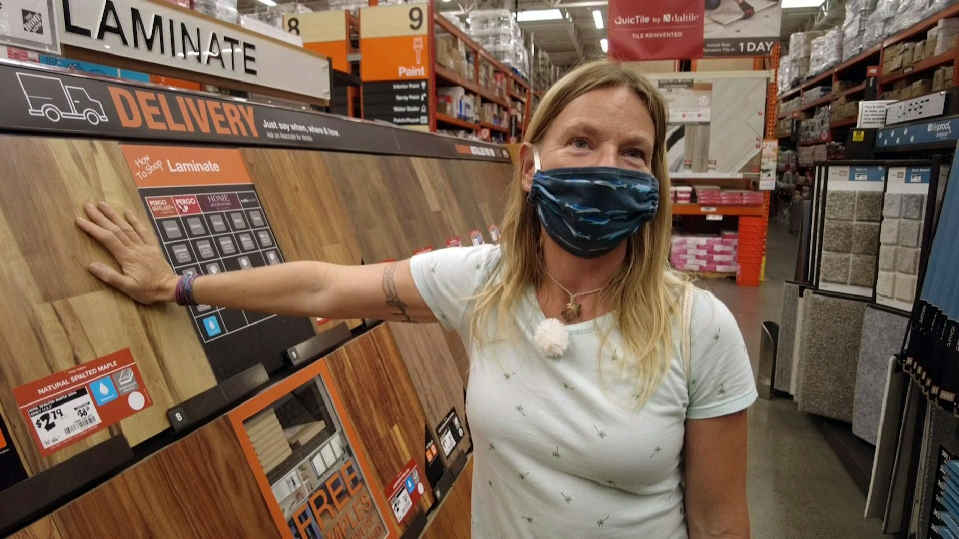 „Die Reimanns“: Manu versucht im Baumarkt auf eigene Faust Bodenbelag zu erstehen.