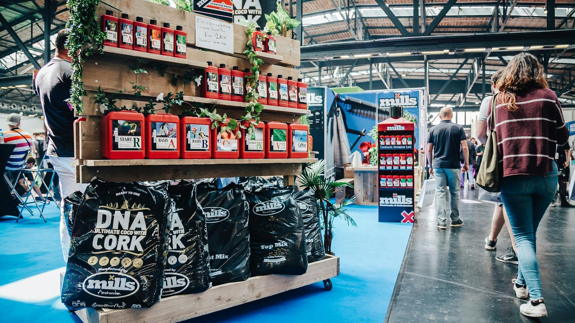 Alles für den Heimbedarf. Auf der Hanf-Messe „Mary Jane“ in der Arena Alt-Treptow wird von Dünger über Bewässerungssystem bis CDB-Spray und Gleitgel alles Mögliche ausgestellt.