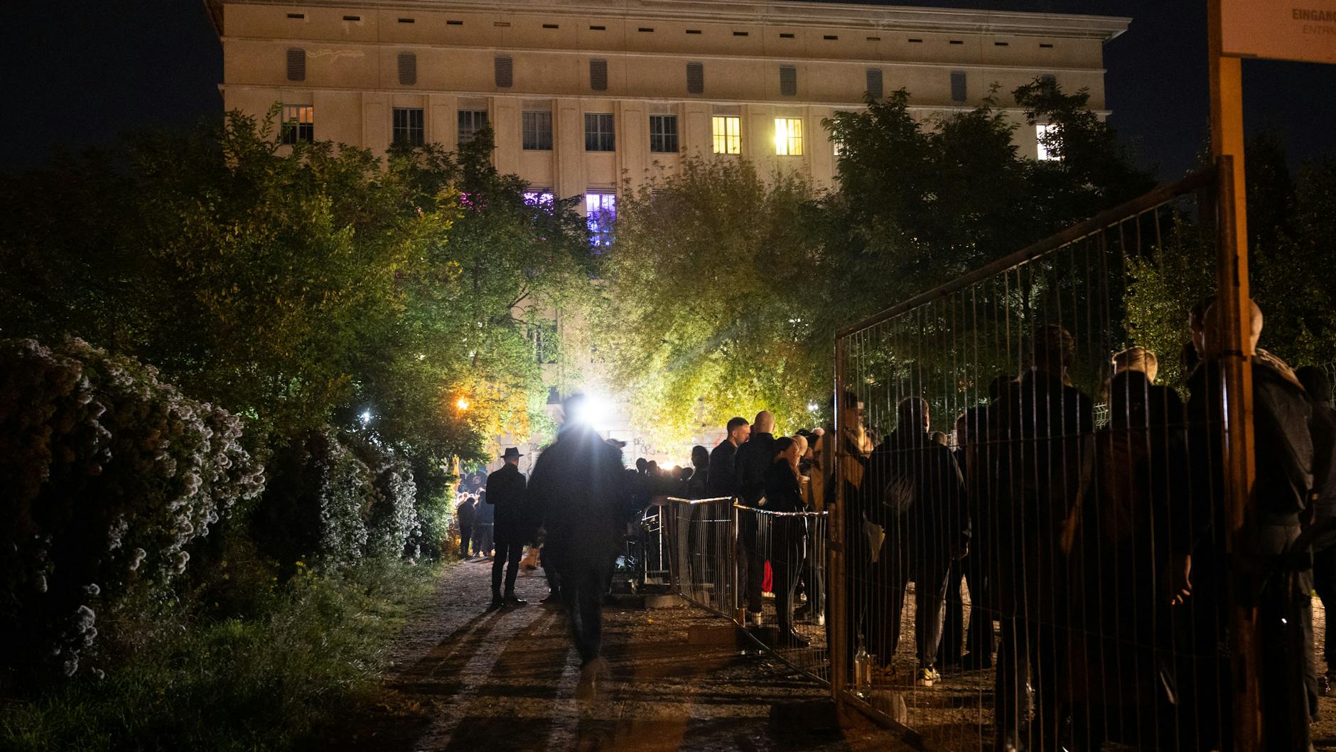 Hunderte Menschen stehen Anfang Oktober vor dem legendären Berghain in Berlin an (Archivbild). 