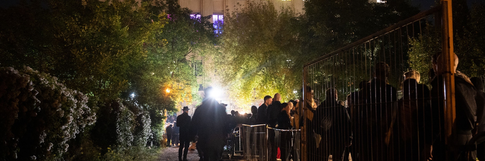 02.10.2021, Berlin: Mehrere hundert Menschen stehen vor dem Berghain an. Im Berghain Club mit der dazu gehörenden Panorama Bar wird eine erste «Klubnacht» nach Beginn der Corona-Pandemie gefeiert. Foto: Christophe Gateau/dpa +++ dpa-Bildfunk +++