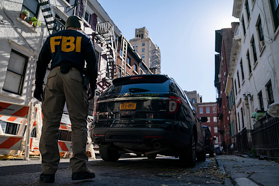 Ein FBI-Agent steht an einem der betroffenen Einsatzorte.&nbsp;
