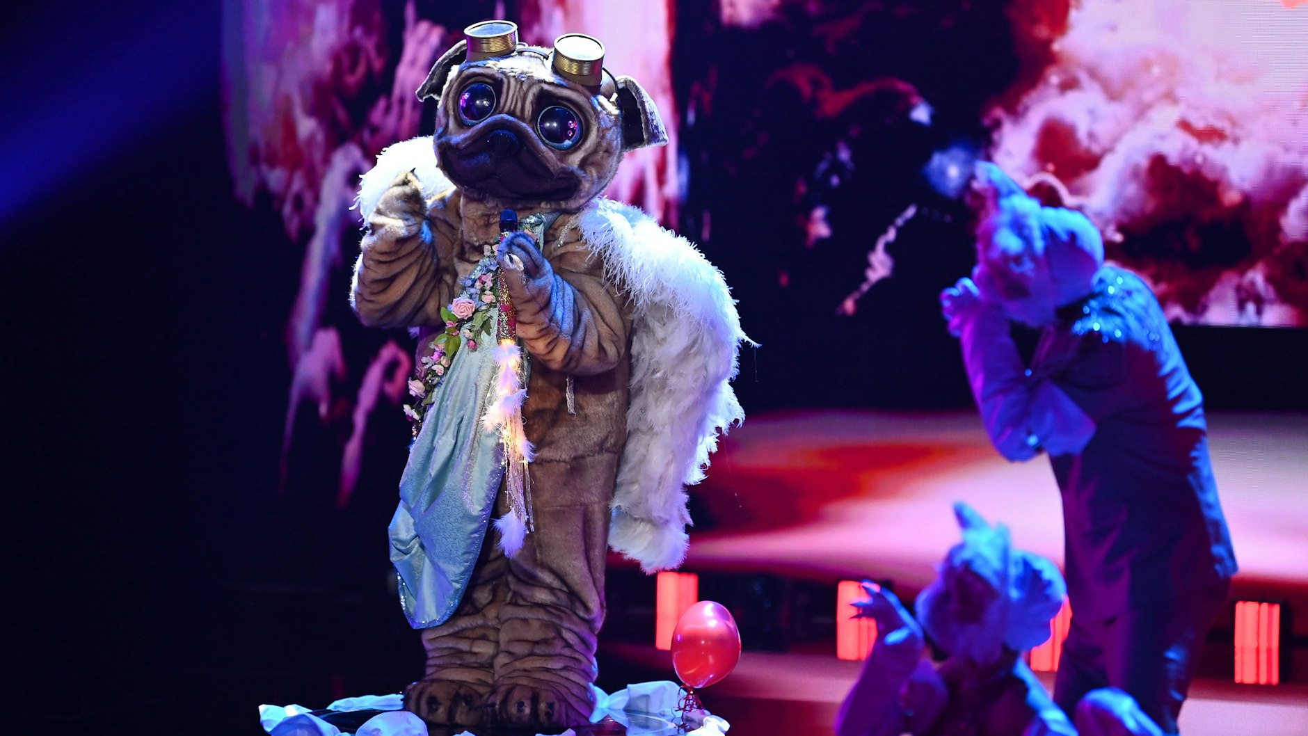 Wer steckt bei „The Masked Singer“ im Mops-Kostüm? Die Ratefüchse auf Facebook haben da eine Vermutung...