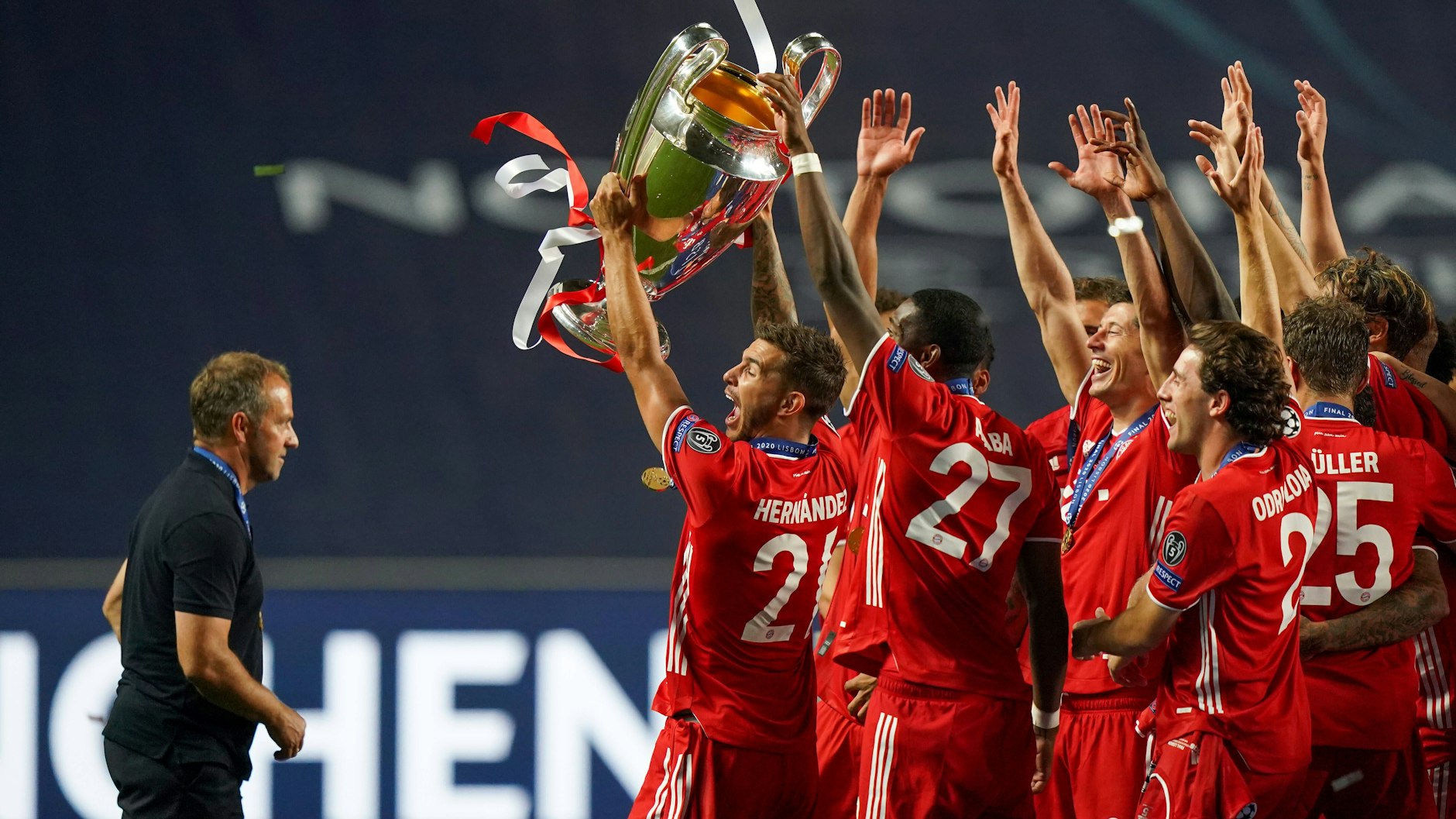 Die Mannschaft des FC Bayern huldigt ihrem damaligen Trainer Hanis Flick nach dem Gewinn der Champions League 2020. Die Doku-Reihe&nbsp;„FC Bayern – Behind The Legend“ startet mit genau diesem Finalturnier in Lissabon.&nbsp;