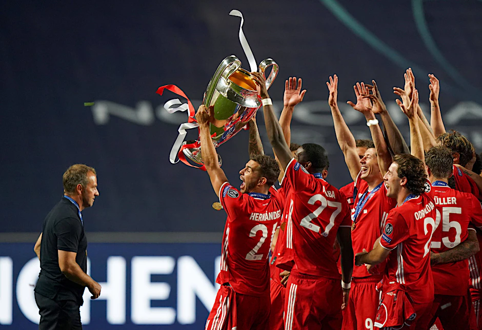 Die Mannschaft des FC Bayern huldigt ihrem damaligen Trainer Hanis Flick nach dem Gewinn der Champions League 2020. Die Doku-Reihe&nbsp;„FC Bayern – Behind The Legend“ startet mit genau diesem Finalturnier in Lissabon.&nbsp;