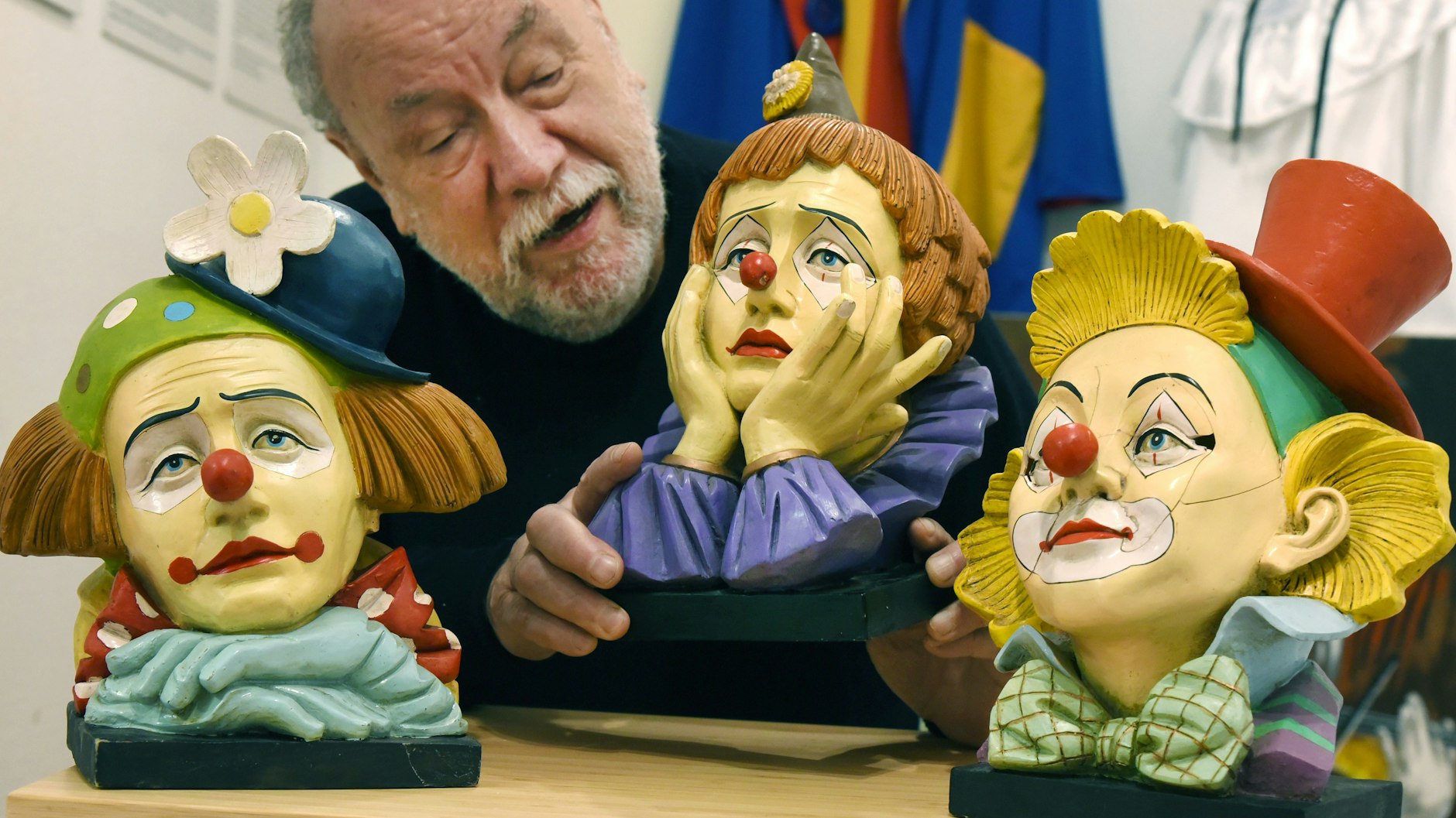 Hans-Dieter Hormann mit einigen seiner Clowns-Figuren
