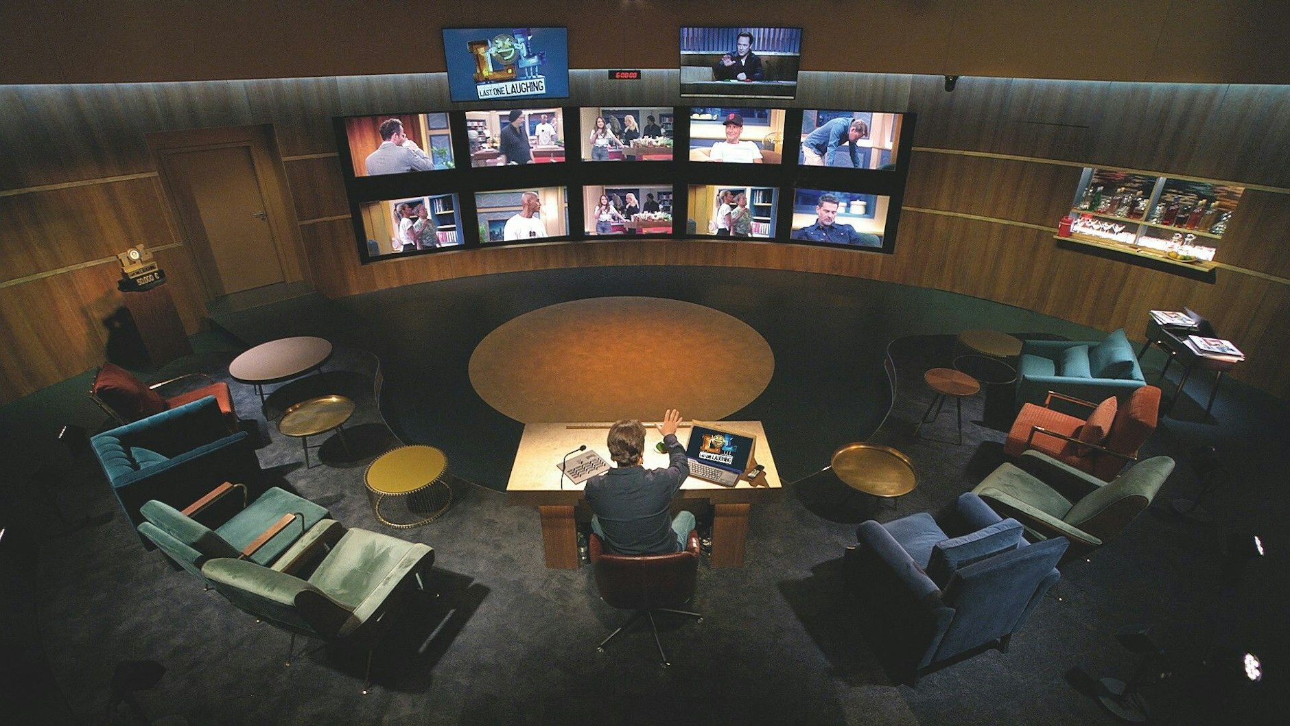Michael Bully Herbig beobachtet in seiner Kommandozentrale bei „LOL“, welche Promis lachen.
