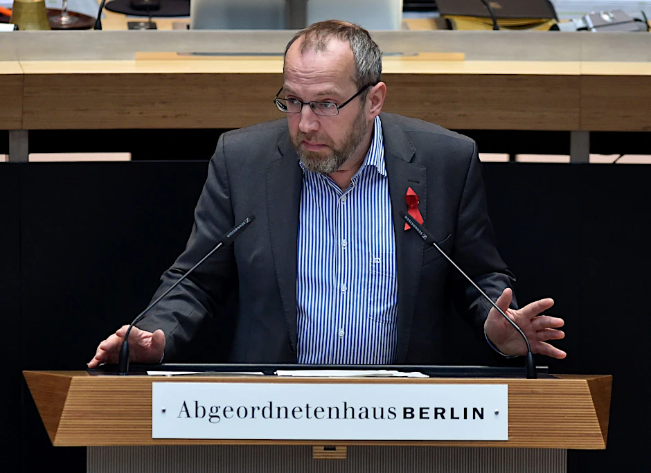 Der Abgeordnete Andreas Otto (Bündnis 90/Die Grünen)&nbsp; errang das Direktmandat in Pankow. Gratuliert wurde aber einem Namensvetter aus Reinickendorf von der FDP.&nbsp;&nbsp;