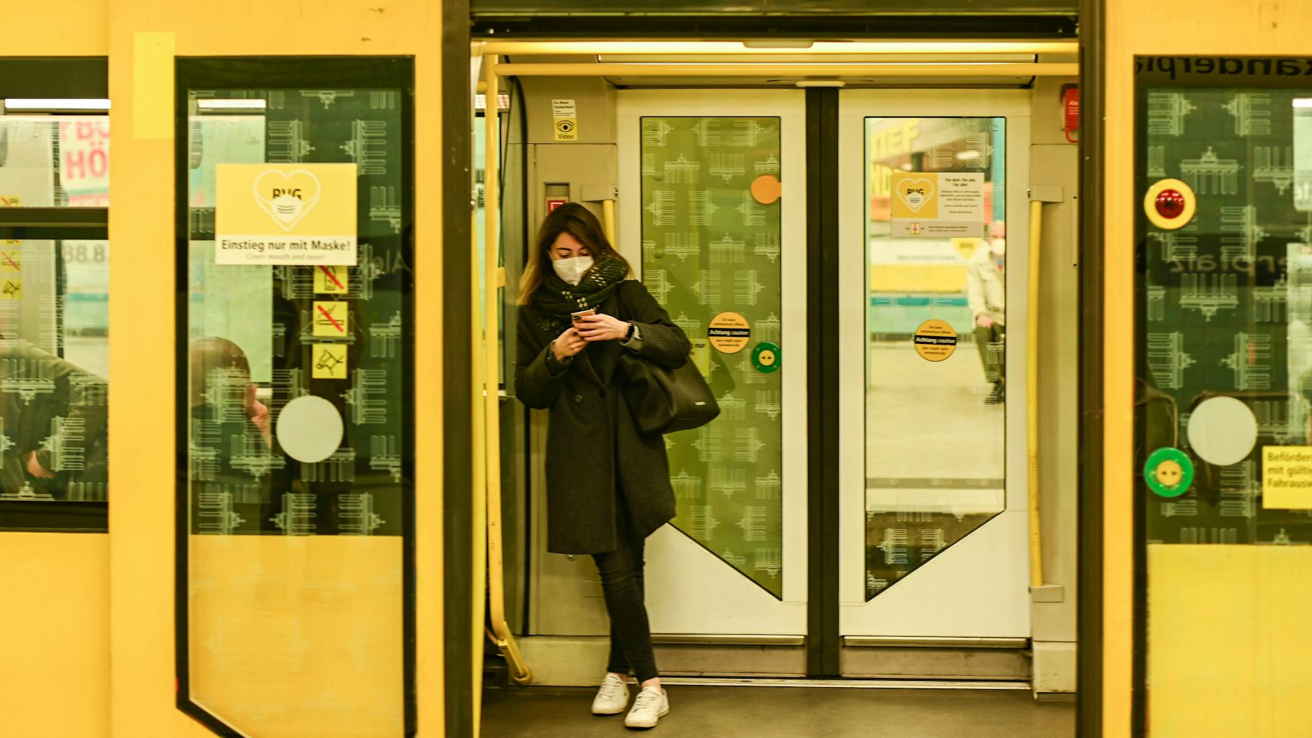 Die Verpflichtung, im öffentlichen Nahverkehr eine Maske zu tragen, wird auch mit dem Ende der epidemischen Lage in Deutschland nicht auslaufen.<br><br><br>