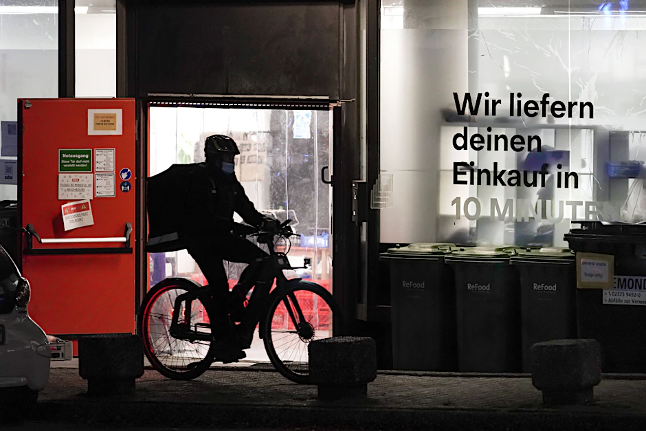 Ein Kurier vor einem Warendepot des Schnelllieferdienstes Gorillas.