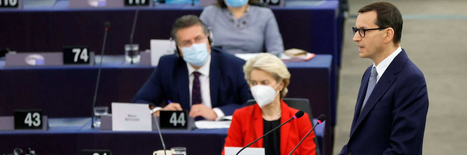  Polens Ministerpräsident Mateusz Morawiecki (r) hält eine Rede im Europäischen Parlament. Ursula von der Leyen, die Präsidentin der EU-Kommission, hört zu.