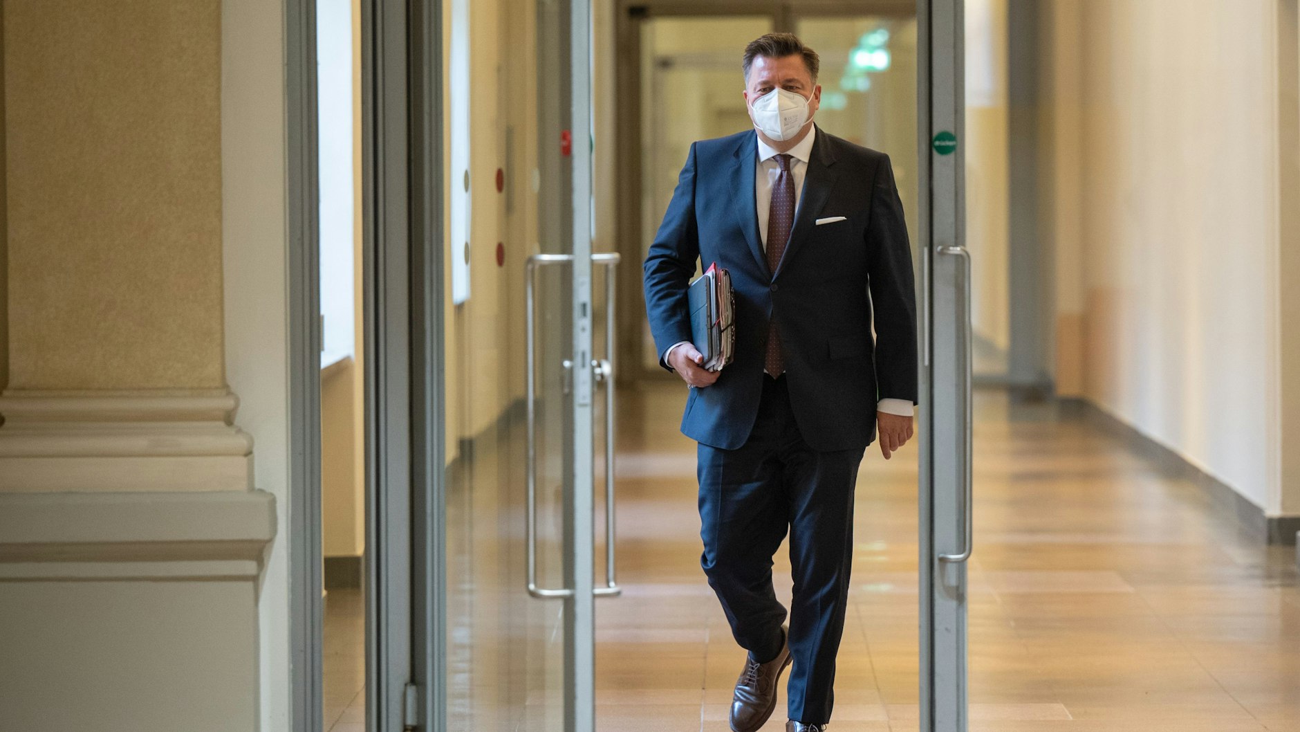 Der Berliner Innensenator Andreas Geisel (SPD) läuft durch das Abgeordnetenhaus (Archivbild).