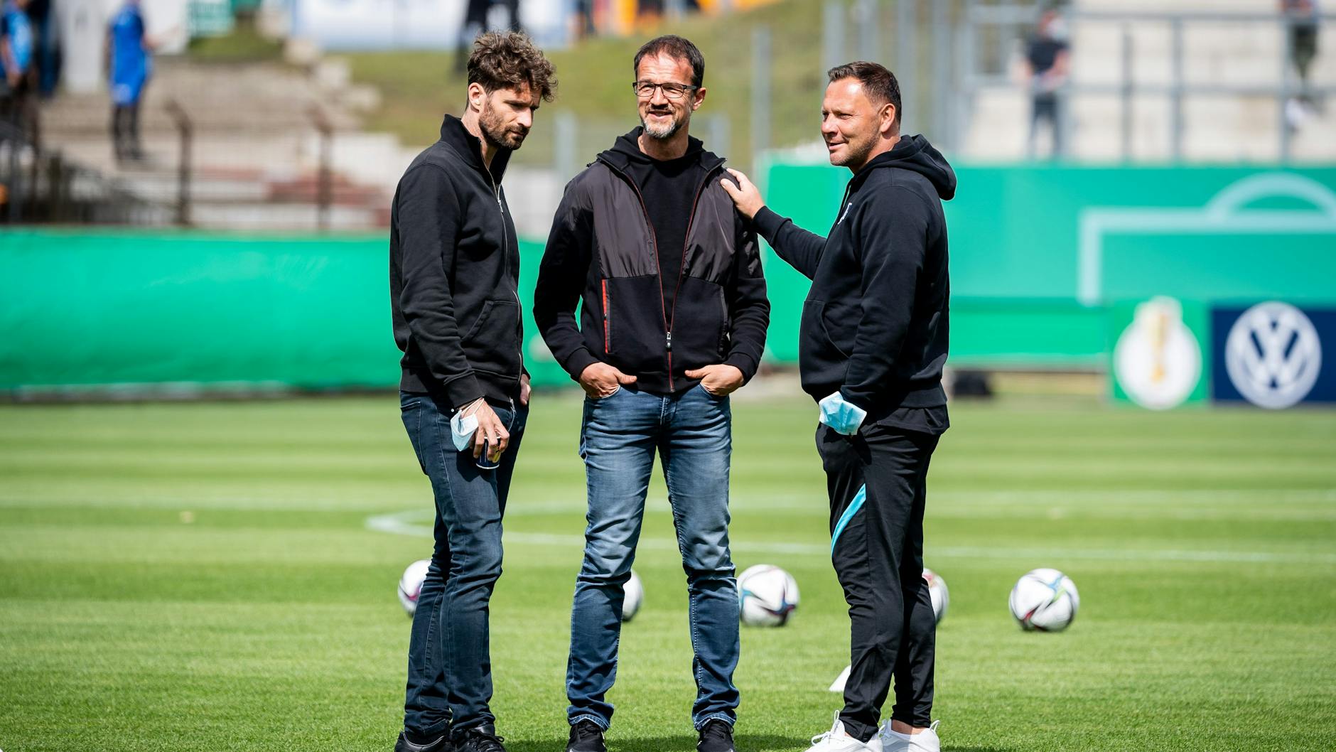 Für Hertha BSC auf dem Platz, wenn auch ohne Fußballschuhe: Sportdirektor Arne Friedrich, Sportchef Fredi Bobic und Trainer Pal Dardai (v. l.)