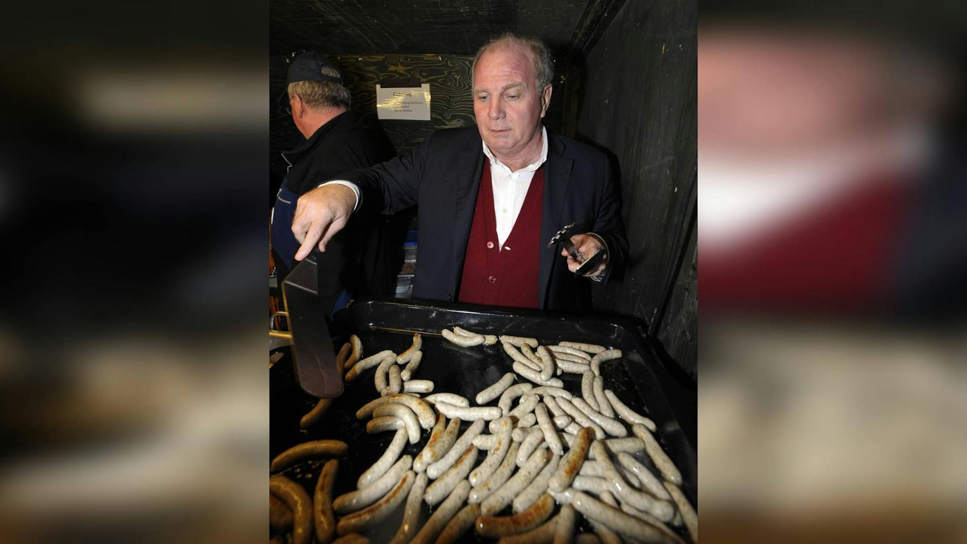 Uli Hoeneß führte lange Jahre eine Wurstfabrik, die übergab er inzwischen aber an seinen Sohn Florian.