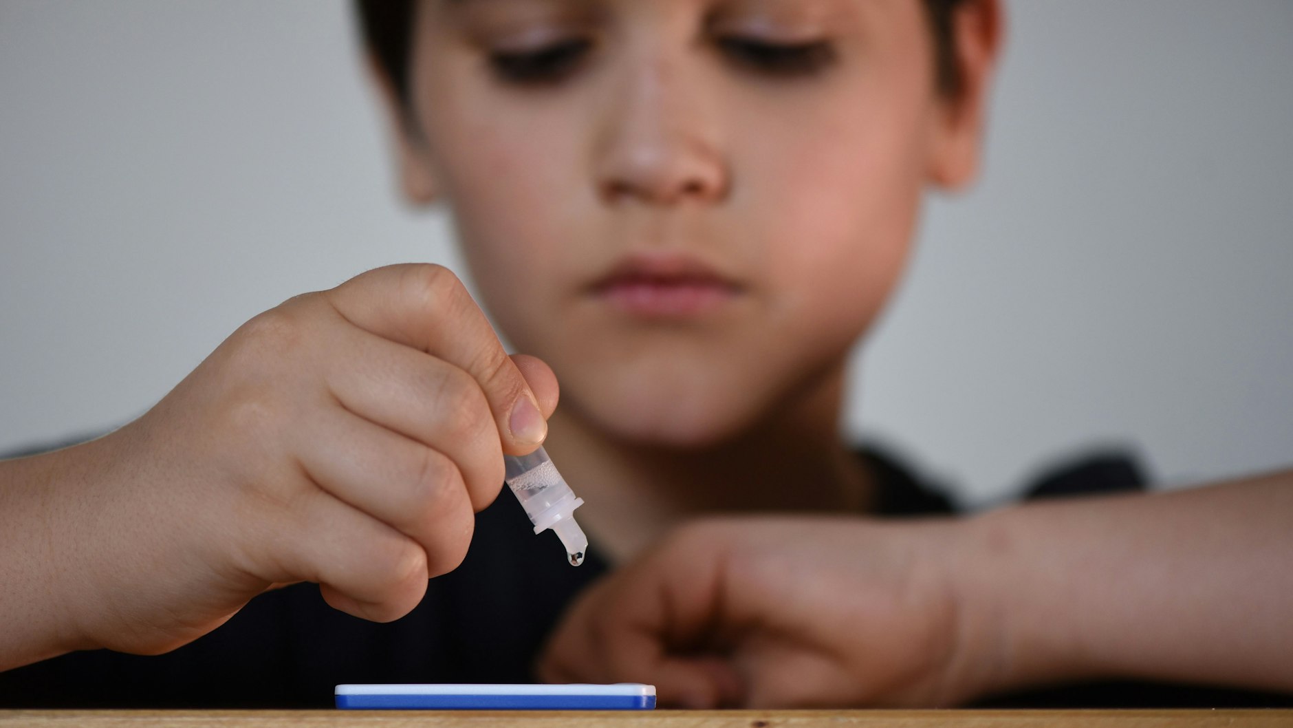 Ein Fünftklässler macht vor Schulbeginn einen Covid-19 Antigen Test (Symbolbild).