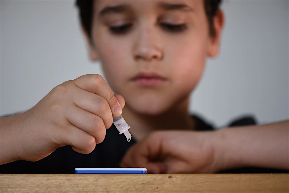 Ein Fünftklässler macht vor Schulbeginn einen Covid-19 Antigen Test (Symbolbild).