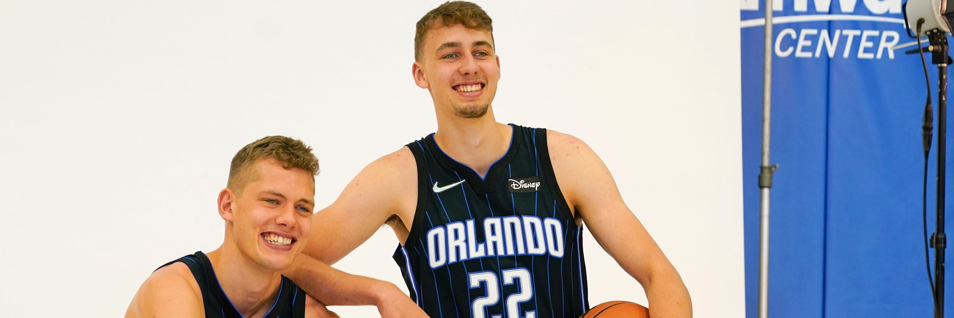Moritz Wagner (l.) und sein Bruder Franz Wagner sind vorm NBA-Start bester Laune.