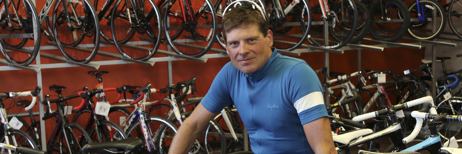 Jan Ullrich im Jahr 2015 zwischen Fahrrädern.
