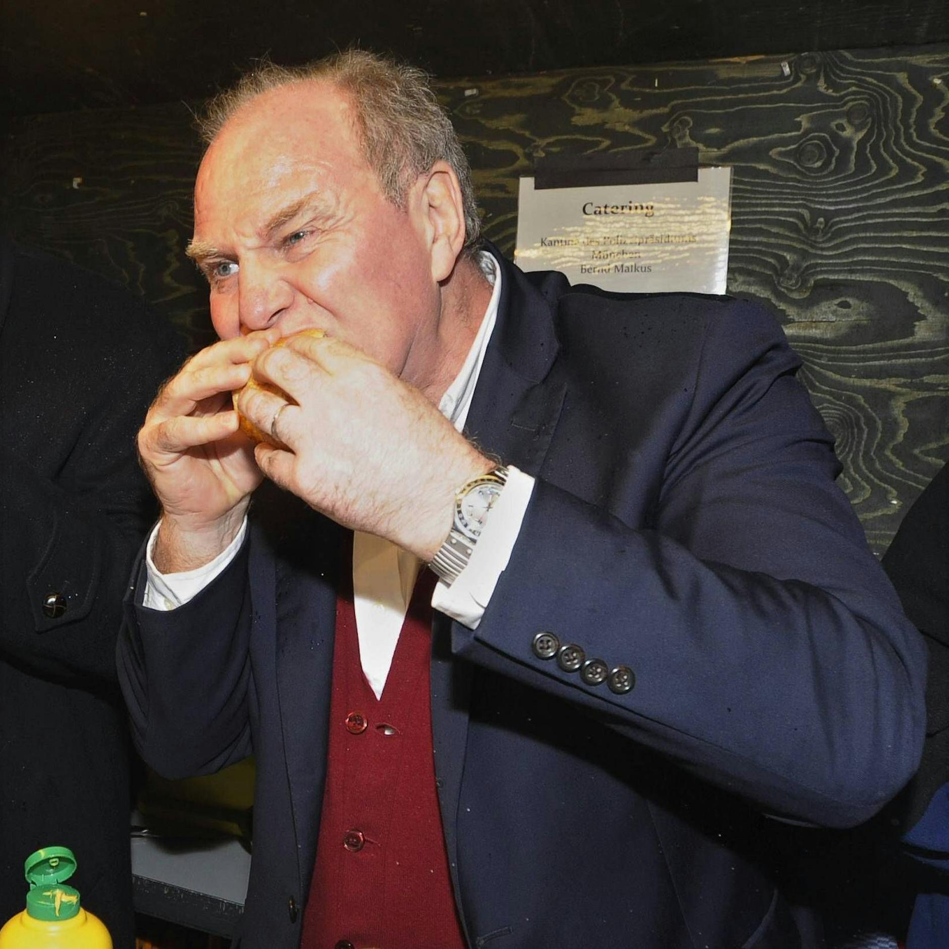 Bayerns Ehrenpräsident Uli Hoeneß pöbelt gegen Veganer: „Die sind ja militant“