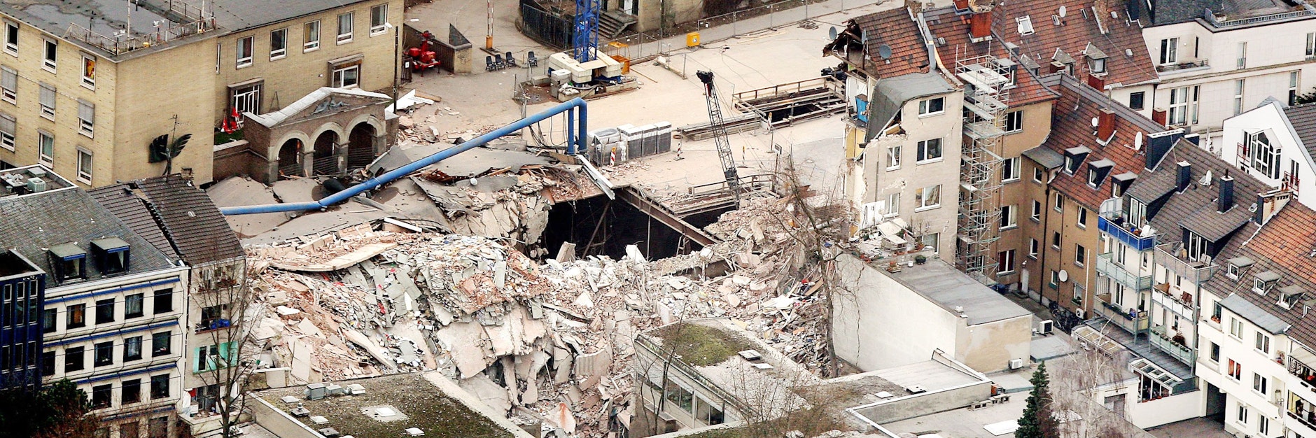 In dieser Trümmerwüste in Köln starben zwei Menschen, das Stadtarchiv erlitt unwiederbringliche Verluste.