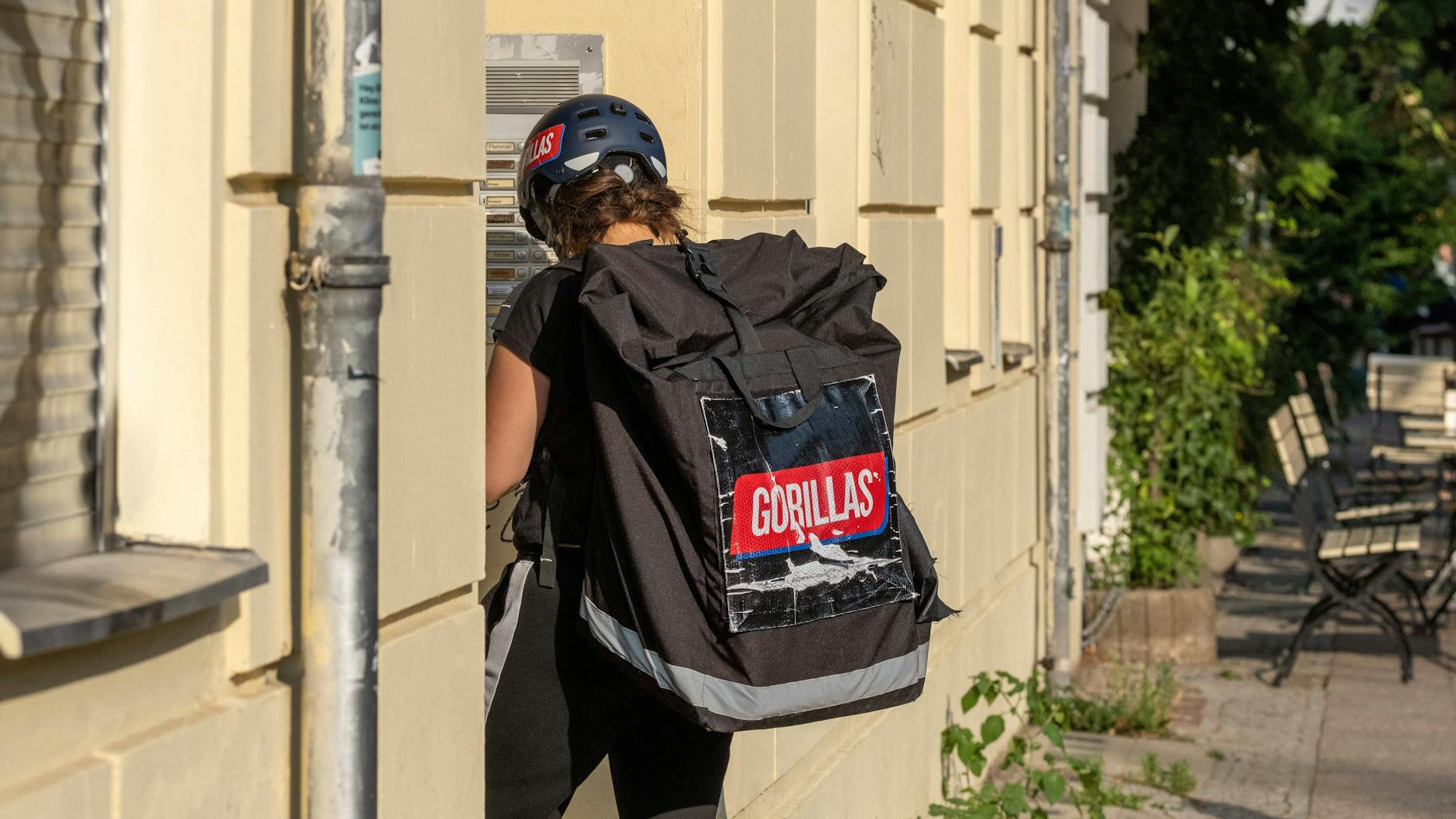 Gorillas verspricht die Lieferung von frischer Supermarktware binnen weniger Minuten – in Großstädten wie Berlin.