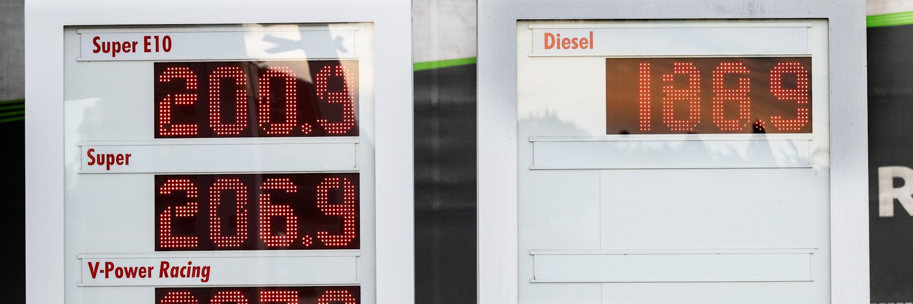 Die Preisanzeige einer Tankstelle an der Autobahn A7 im Landkreis Hildesheim zeigt unter anderem einen Preis von 1,889 Euro für einen Liter Diesel sowie 2,069 Euro für einen Liter Benzin an.
