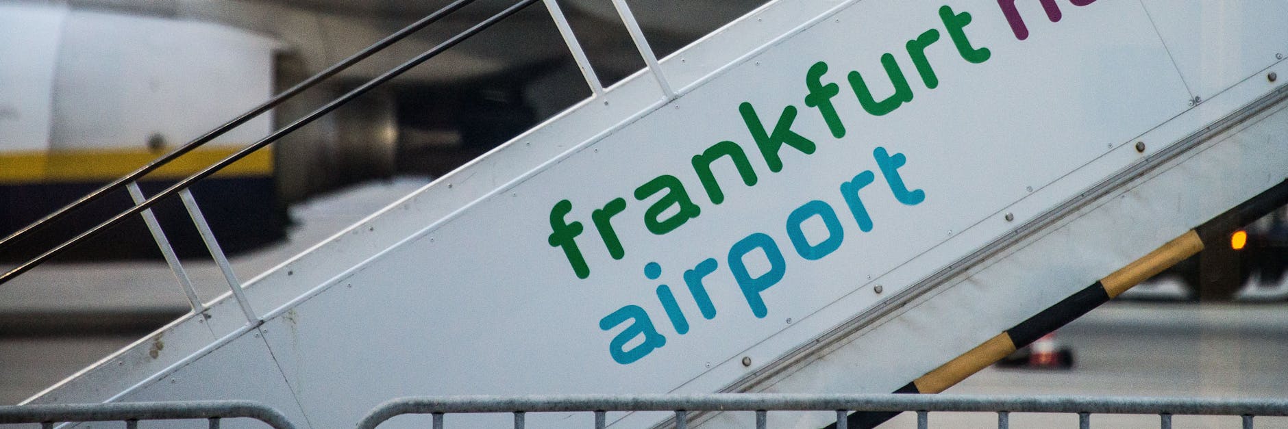 Eine Gangway auf dem Rollfeld des Flughafens Frankfurt-Hahn