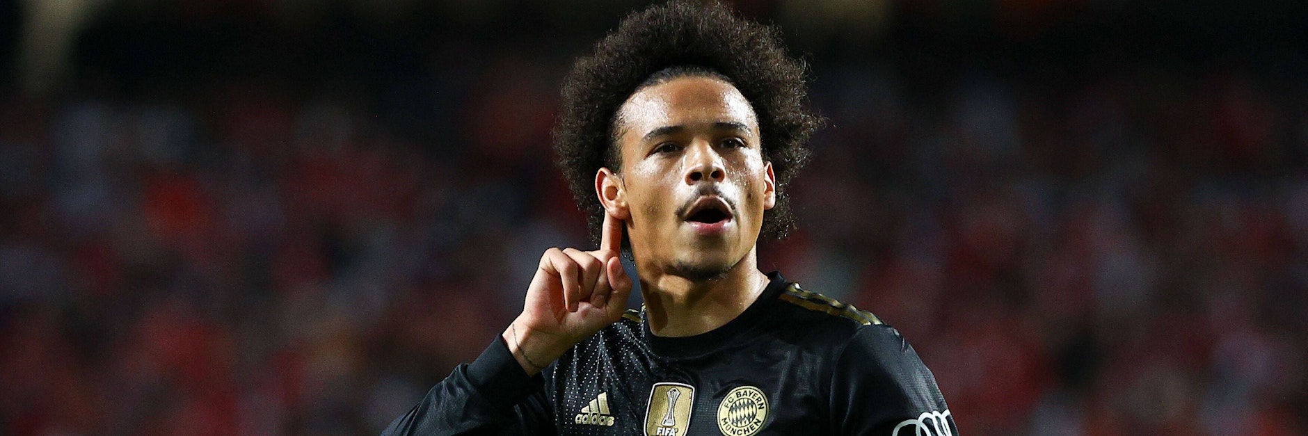 Leroy Sané sucht den Fan-Kontakt. „Na, wie habe ich das gemacht“, ist die Geste nach dem tollen Freistoßtor.