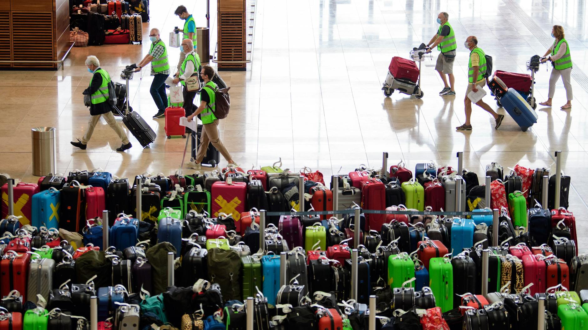 Während des Probebetriebs vor der Eröffnung des Flughafens BER, hier ein Bild von Juli 2020, klappte die Gepäckbehandlung noch gut. Inzwischen ist auch hier mit Wartezeiten zu rechnen. 