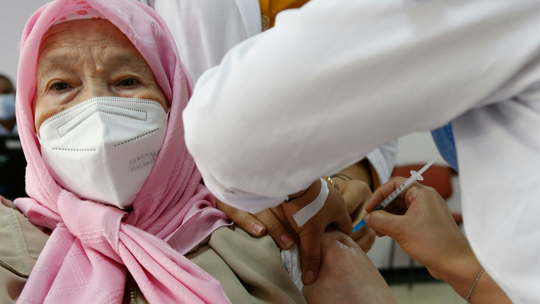 Alle Menschen ab 70 Jahren sollen sich frühestens sechs Monate nach der Grundimmunisierung ein drittes Mal gegen Corona impfen lassen.