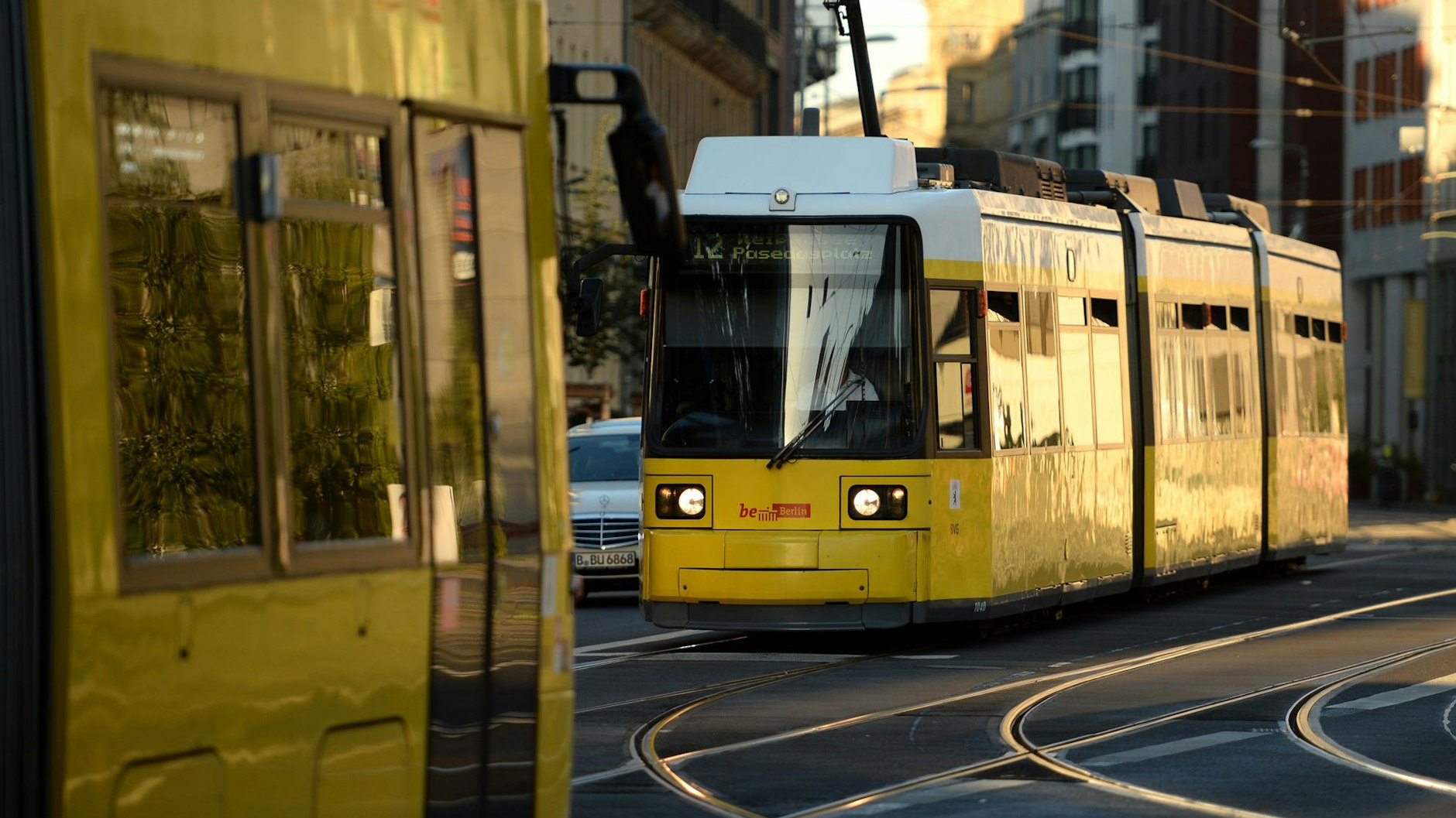 Straßenbahnen unterwegs in Berlin. Mit mehr als 193 Kilometern gehört das Netz zu den größten weltweit. Im vergangenen Jahr haben Fahrgäste die Bahnen für fast 139 Millionen Fahrten genutzt.