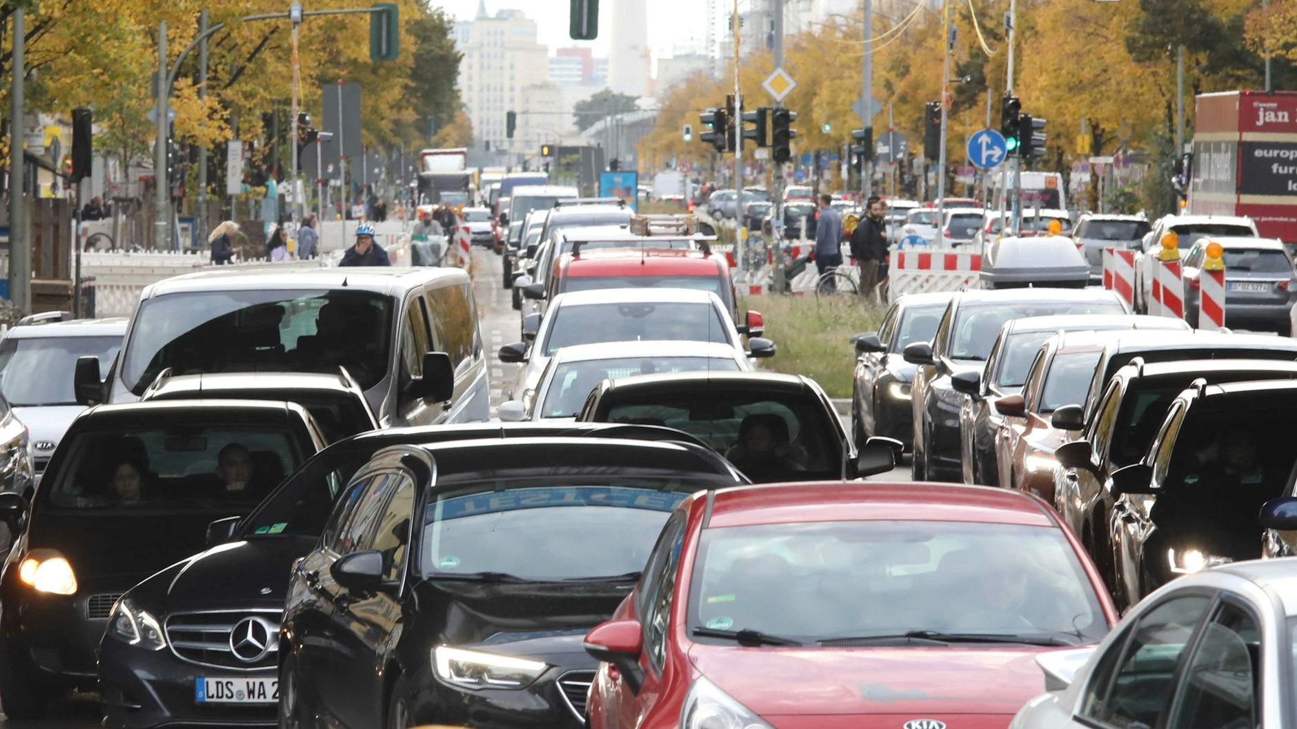 Durch den Rohrbruch an der Frankfurter Allee, die Straße ist gesperrt, es staut sich stadtauswärts.