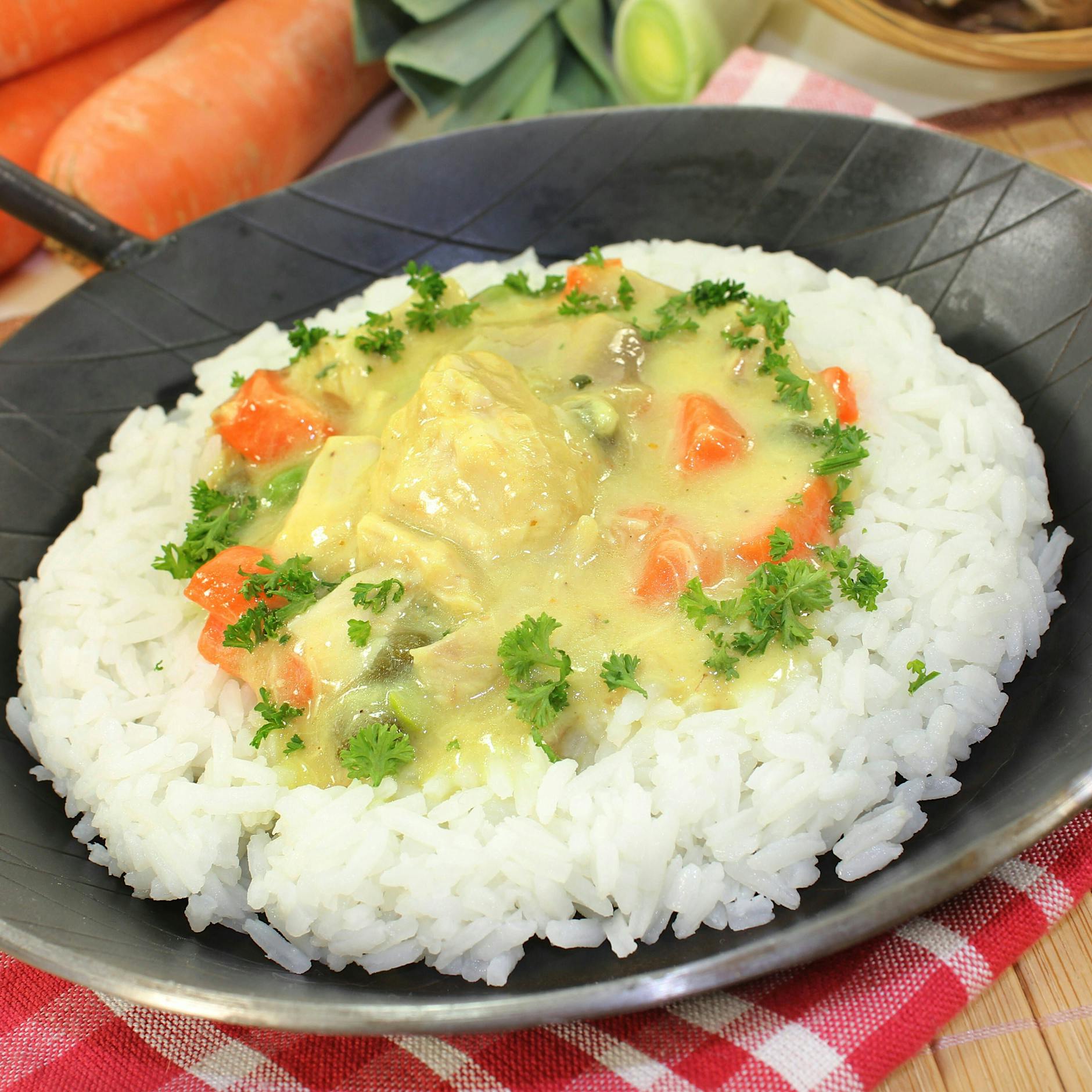 Klassisches Rezept wie von Oma: So zaubern Sie ganz leicht leckeres Hühnerfrikassee! Mit Reis ist dieses Gericht ein Genuss…