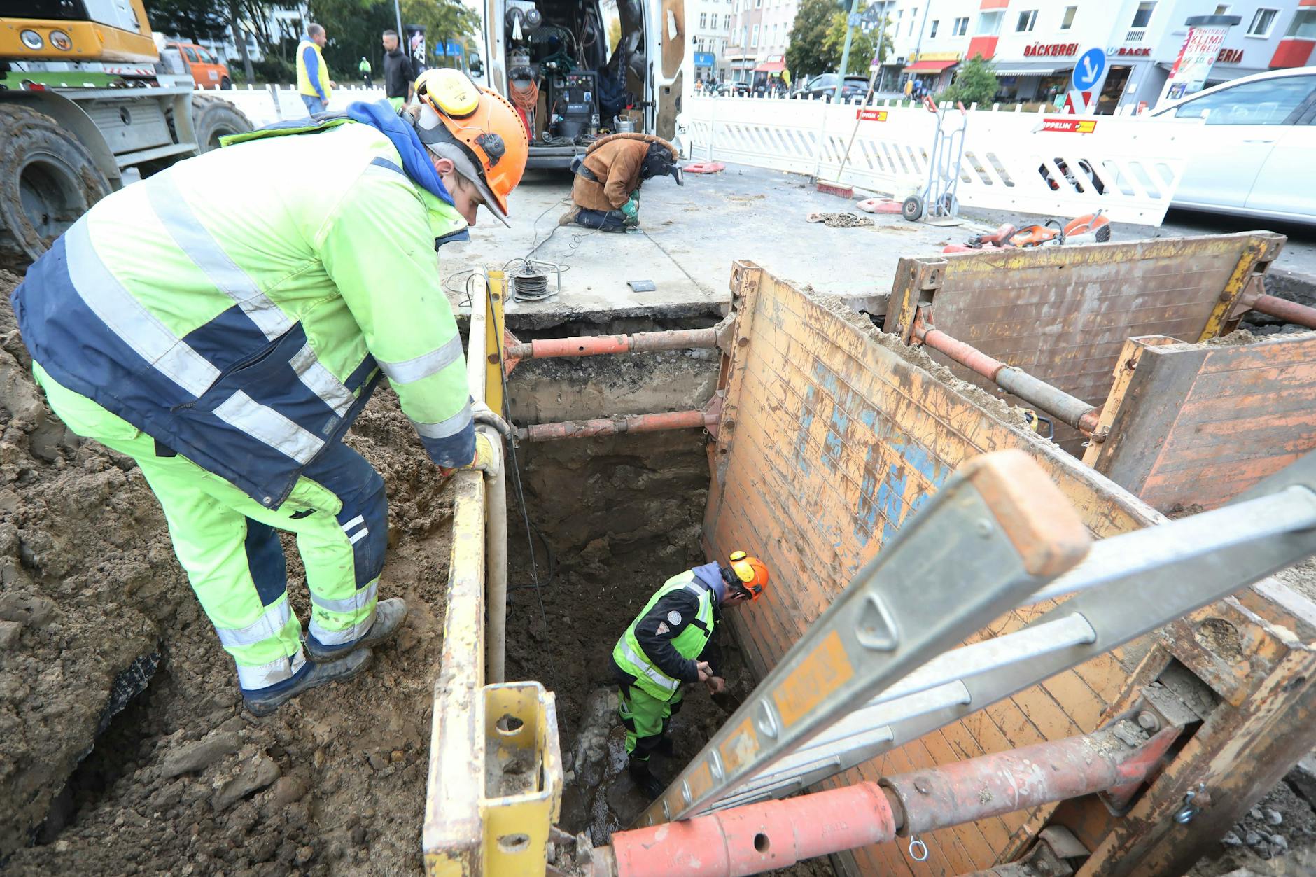 Rohrbruch an der Frankfurter Allee, die Straße ist gesperrt. Am U-Bahnhof Magdalenenstraße wird daran gearbeitet. Wasser wird abgepumpt, damit geschweißt werden kann.