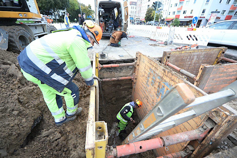 Lichtenberg: Wasserrohrbruch blockiert die Frankfurter Allee
