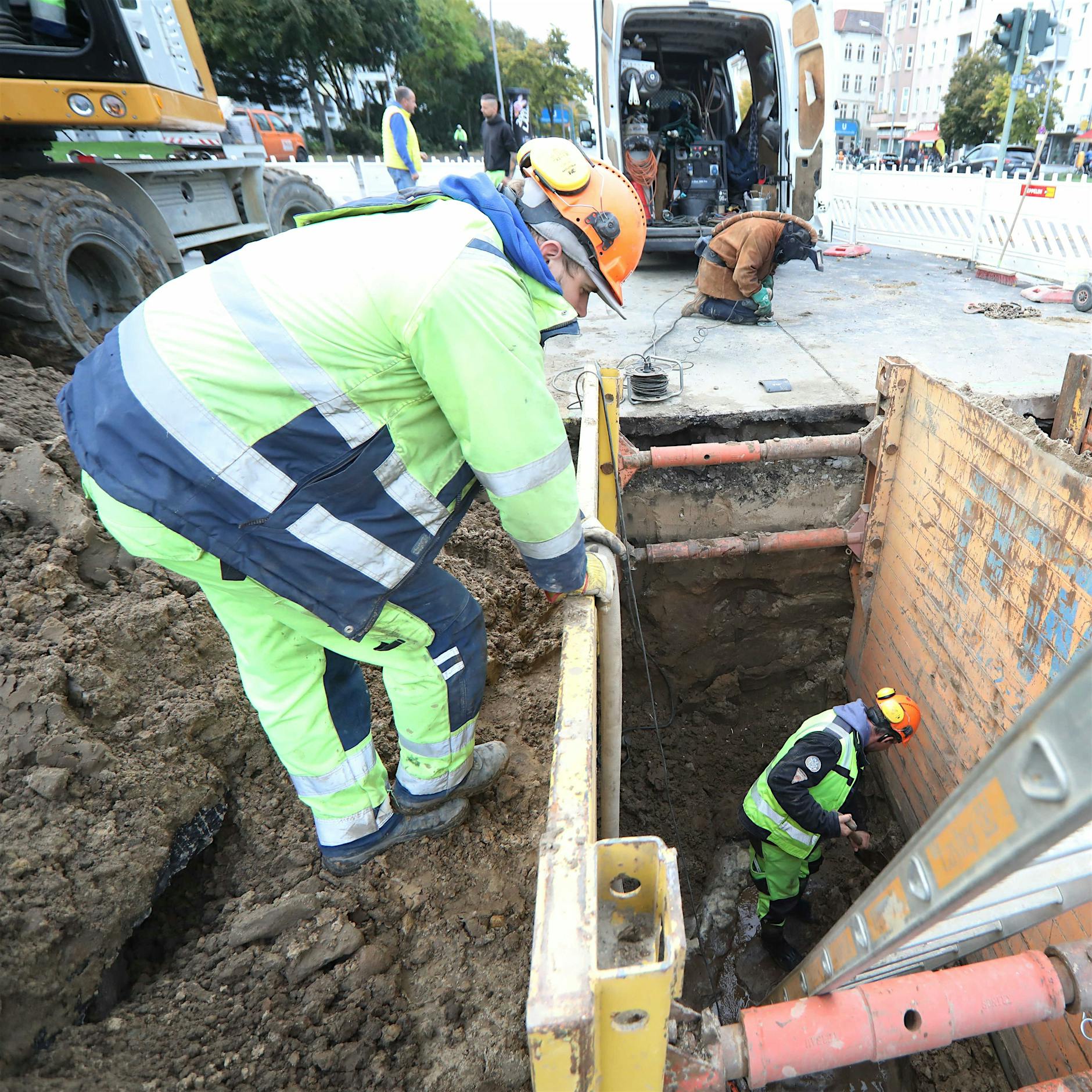 Lichtenberg: Wasserrohrbruch blockiert die Frankfurter Allee